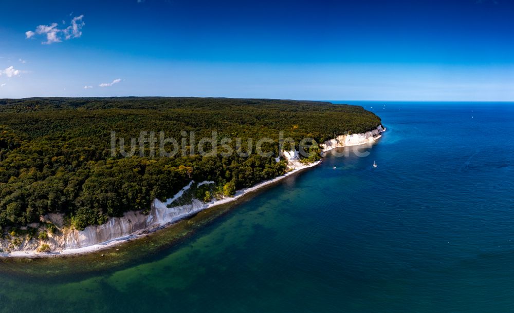 Sassnitz von oben - Felsen- Küsten- Landschaft an der Steilküste der Kreidefelsen an der Ostsee in Sassnitz im Bundesland Mecklenburg-Vorpommern, Deutschland