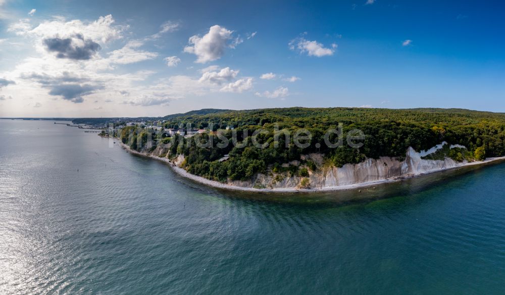 Sassnitz aus der Vogelperspektive: Felsen- Küsten- Landschaft an der Steilküste der Kreidefelsen an der Ostsee in Sassnitz im Bundesland Mecklenburg-Vorpommern, Deutschland