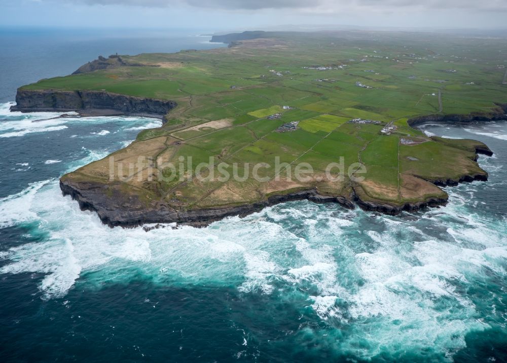 Clare von oben - Felsen- Küsten- Landschaft an der Steilküste Nordatlantischer Ozean in in Clare, Irland