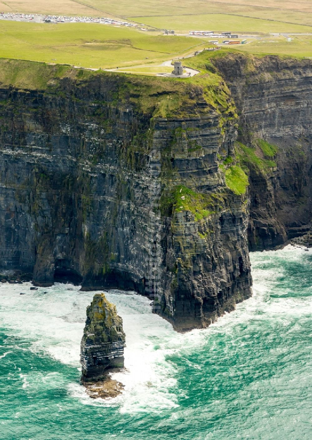 Cliffs of Moher von oben - Felsen- Küsten- Landschaft an der Steilküste Nordatlantischer Ozean in Cliffs of Moher in Clare, Irland