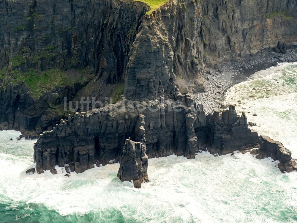 Luftaufnahme Cliffs of Moher - Felsen- Küsten- Landschaft an der Steilküste Nordatlantischer Ozean in Cliffs of Moher in Clare, Irland