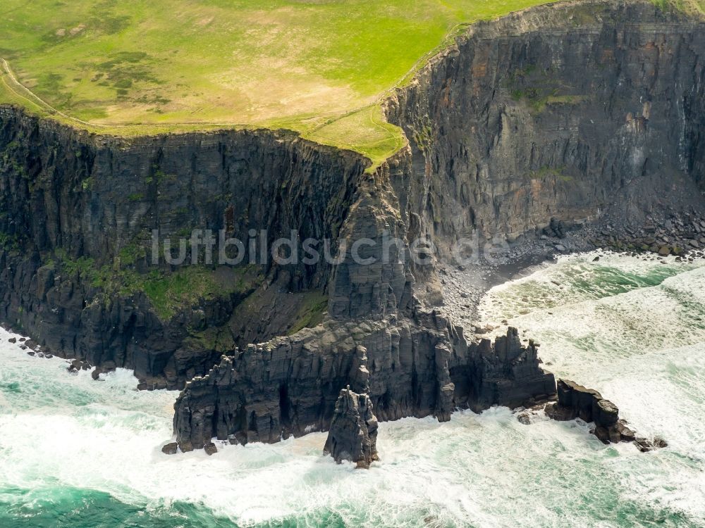 Cliffs of Moher von oben - Felsen- Küsten- Landschaft an der Steilküste Nordatlantischer Ozean in Cliffs of Moher in Clare, Irland