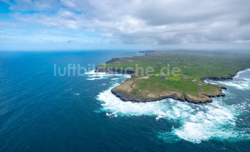 Raha von oben - Felsen- Küsten- Landschaft an der Steilküste Nordatlantischer Ozean in Cliffs of Moher in Clare, Irland