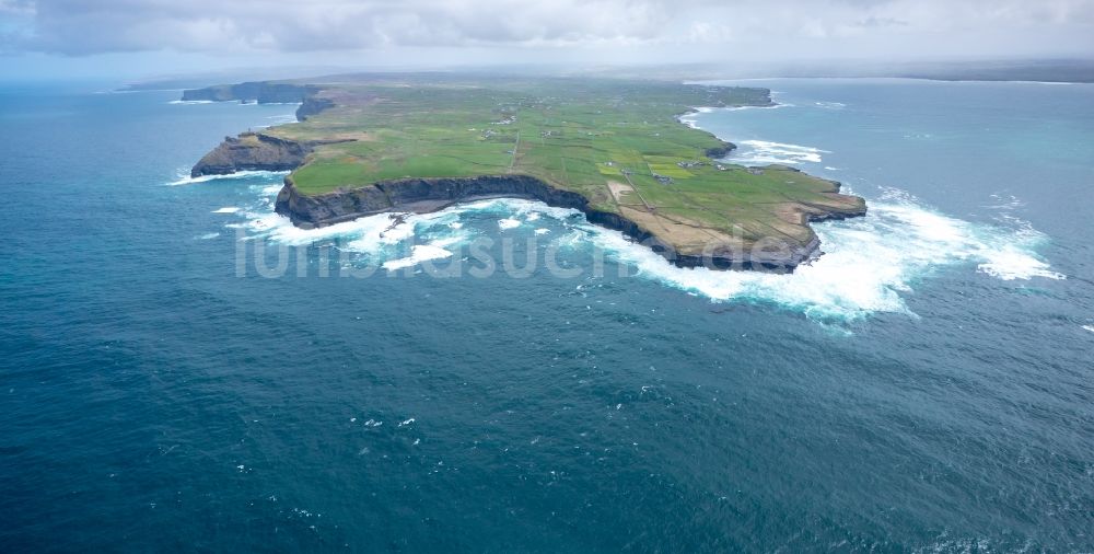 Raha aus der Vogelperspektive: Felsen- Küsten- Landschaft an der Steilküste Nordatlantischer Ozean in Cliffs of Moher in Clare, Irland