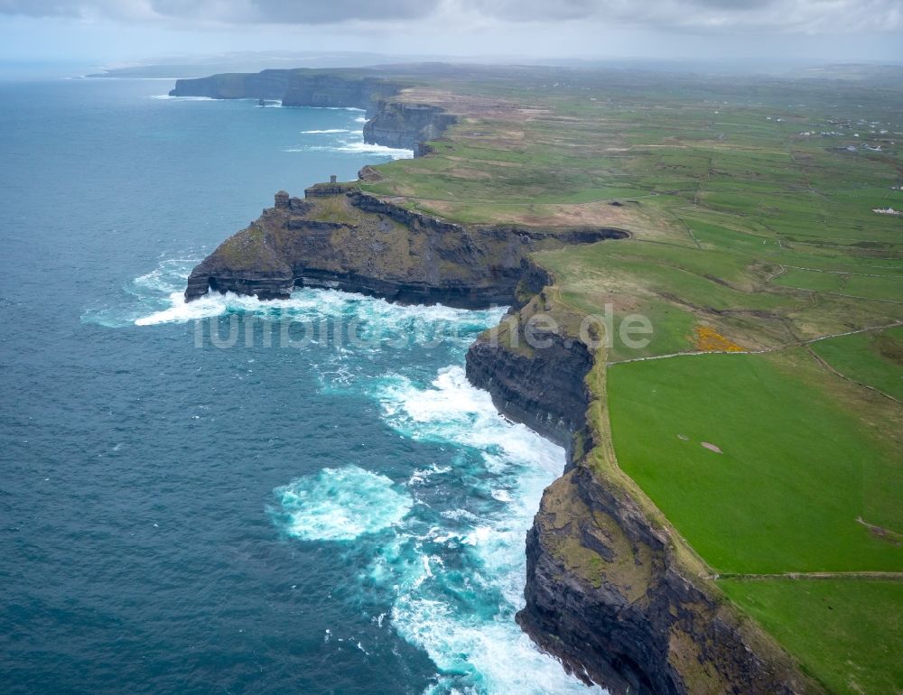 Raha von oben - Felsen- Küsten- Landschaft an der Steilküste Nordatlantischer Ozean in Raha in Clare, Irland