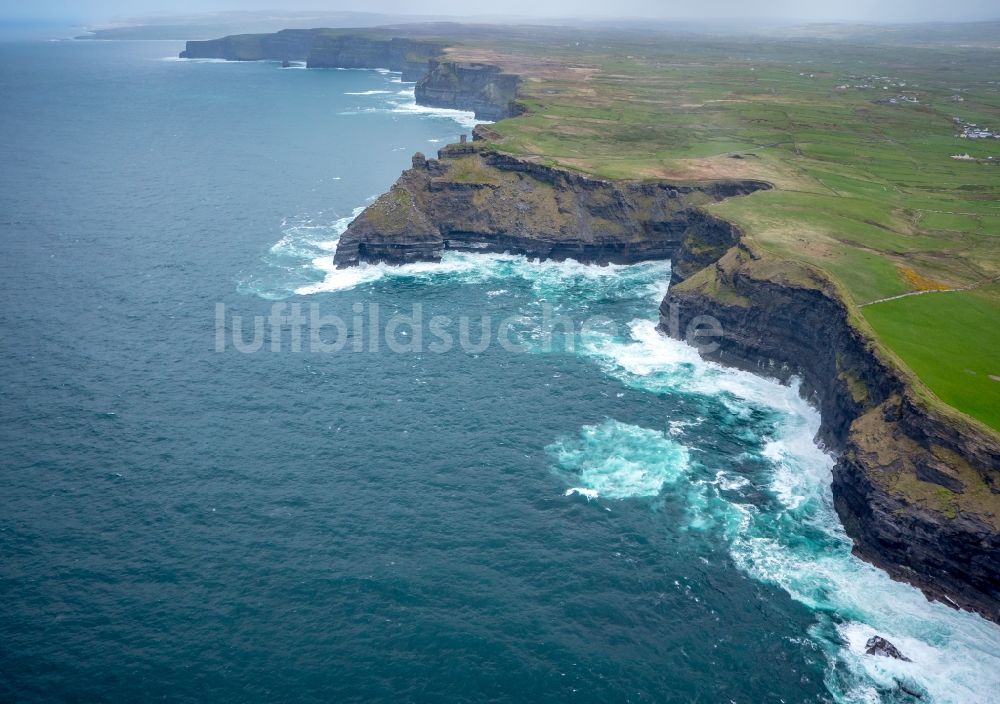 Raha aus der Vogelperspektive: Felsen- Küsten- Landschaft an der Steilküste Nordatlantischer Ozean in Raha in Clare, Irland