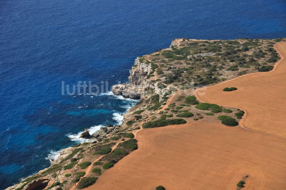 Luftaufnahme Santanyí - Felsen- Landschaft im Mittelmeer an der Küste bei Santanyi in Mallorca auf der balearischen Mittelmeerinsel Mallorca, Spanien