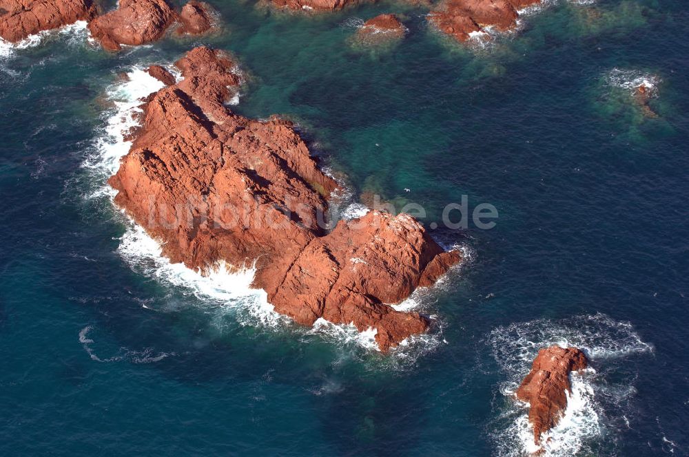 Agay aus der Vogelperspektive: Felsen im Mittelmeer vor Agay an der Cote d'Azur in Frankreich