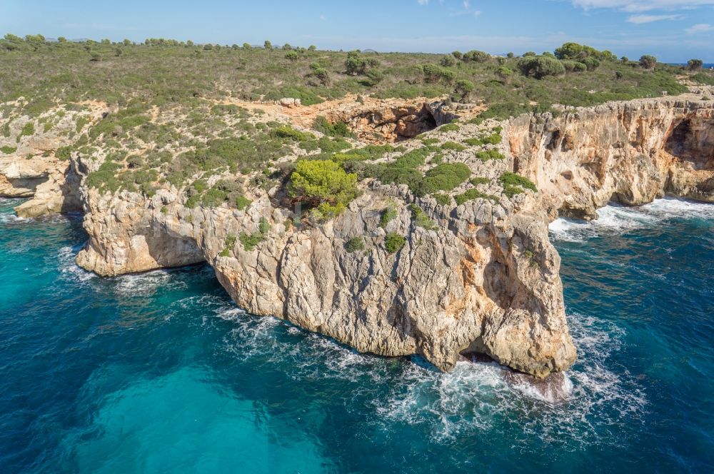 Manacor von oben - Felsenlandschaft mit Steilküste von Manacor an der Mittelmeerküste der der spanischen Baleareninsel Mallorca in Spanien