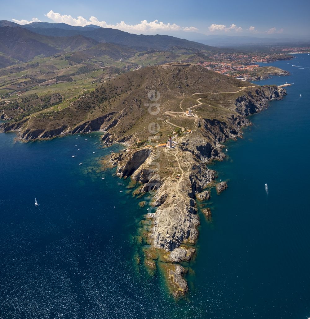 Luftaufnahme Port-Vendres - Felsenspitzen Cap Bear mit Leuchtturm an der Mittelmeerküste in Port-Vendres in Frankreich