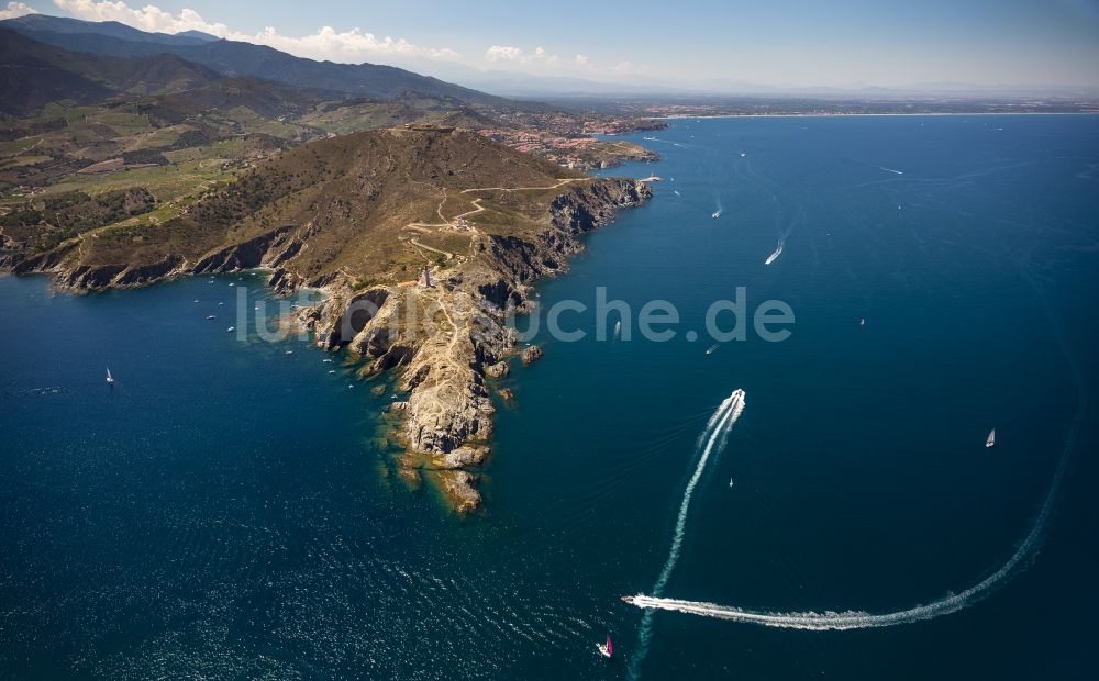 Port-Vendres von oben - Felsenspitzen Cap Bear mit Leuchtturm an der Mittelmeerküste in Port-Vendres in Frankreich