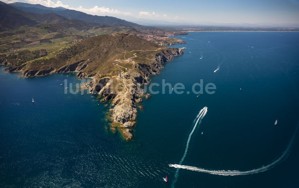 Port-Vendres aus der Vogelperspektive: Felsenspitzen Cap Bear mit Leuchtturm an der Mittelmeerküste in Port-Vendres in Frankreich