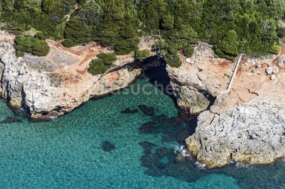 Vico Equense aus der Vogelperspektive: Felsenstein- Landschaft an der Mittelmeer- Küste in Vico Equense in Italien