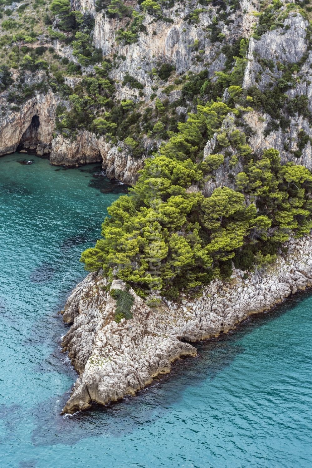 Luftbild Vico Equense - Felsenstein- Landschaft an der Mittelmeer- Küste in Vico Equense in Italien