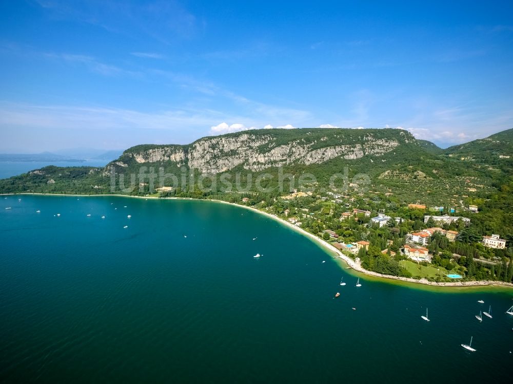 Garda von oben - Felsplateau Monte Luppia in Garda in Veneto, Italien