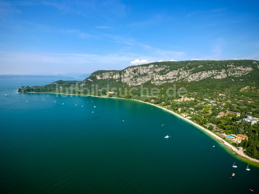 Garda aus der Vogelperspektive: Felsplateau Monte Luppia in Garda in Veneto, Italien