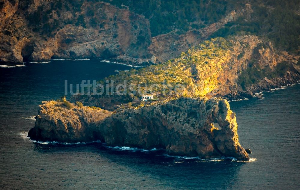 Luftaufnahme Deia - Felsplateau Punta Prima in der Wasser- Oberfläche Balearen-Meer in Deia auf der balearischen Mittelmeerinsel Mallorca, Spanien