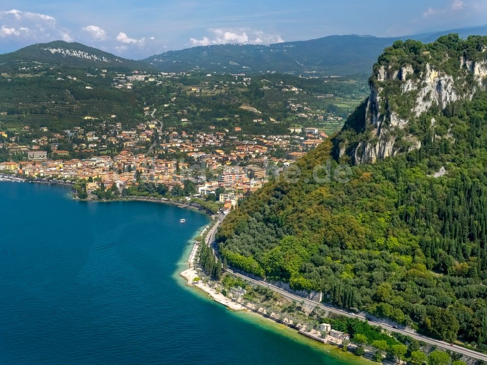 Garda aus der Vogelperspektive: Felsplateau Rocca di Garda in Garda in Veneto, Italien