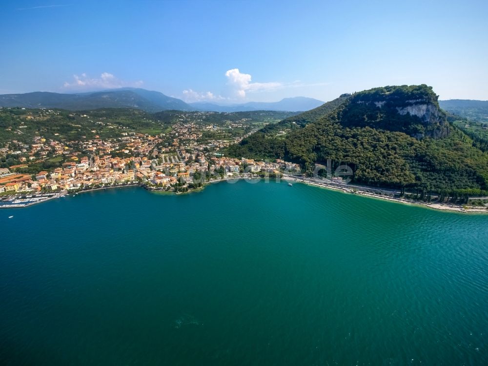 Luftbild Garda - Felsplateau Rocca di Garda in Garda in Veneto, Italien