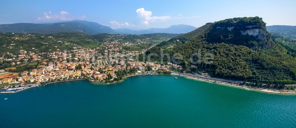 Luftaufnahme Garda - Felsplateau Rocca di Garda in Garda in Veneto, Italien