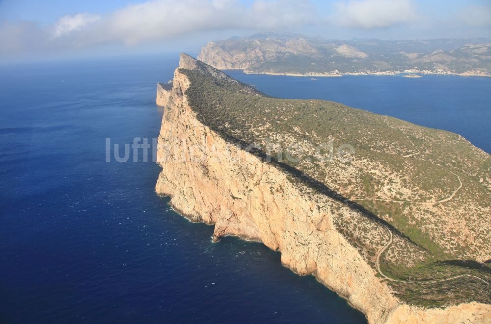 Andratx aus der Vogelperspektive: Felsplateau in der Wasser- Oberfläche der Insel Sa Dragonera am Cap de Tramuntana in Andratx in Mallorca auf der balearischen Mittelmeerinsel Mallorca, Spanien