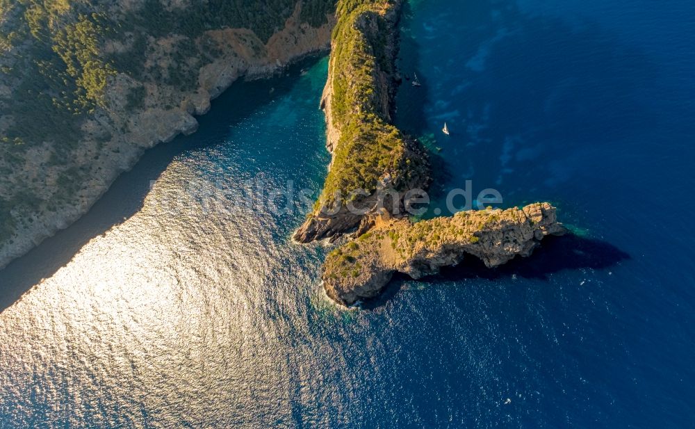 Deia von oben - Felsplateau in der Wasser- Oberfläche Landzunge Punta de Sa Foradada in Deia in Balearische Insel Mallorca, Spanien