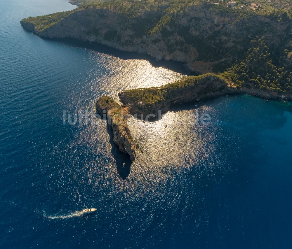 Deia aus der Vogelperspektive: Felsplateau in der Wasser- Oberfläche Landzunge Punta de Sa Foradada in Deia in Balearische Insel Mallorca, Spanien