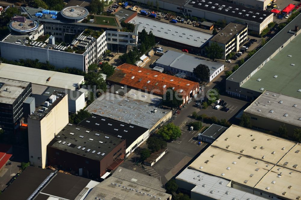 Berlin von oben - Fensterhersteller Athleticos West GmbH im Gewerbe- und Industriegebiet an der Großbeerenstraße in Berlin Mariendorf