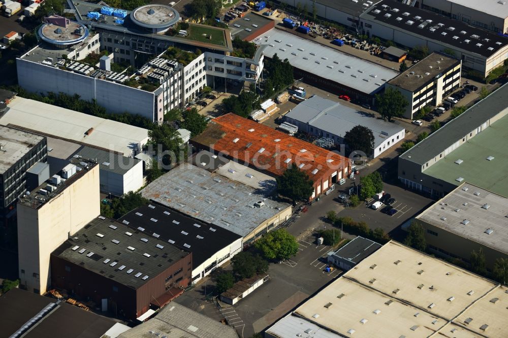 Berlin aus der Vogelperspektive: Fensterhersteller Athleticos West GmbH im Gewerbe- und Industriegebiet an der Großbeerenstraße in Berlin Mariendorf