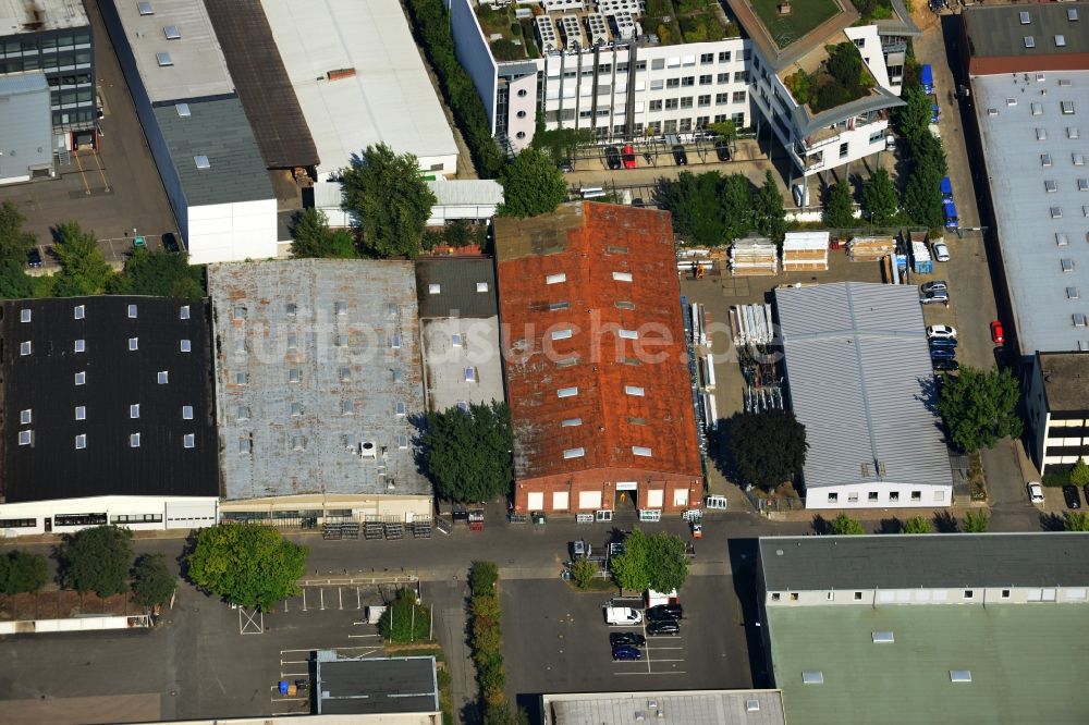 Luftbild Berlin - Fensterhersteller Athleticos West GmbH im Gewerbe- und Industriegebiet an der Großbeerenstraße in Berlin Mariendorf