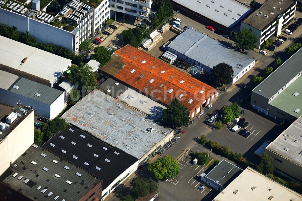 Luftbild Berlin - Fensterhersteller Athleticos West GmbH im Gewerbe- und Industriegebiet an der Großbeerenstraße in Berlin Mariendorf