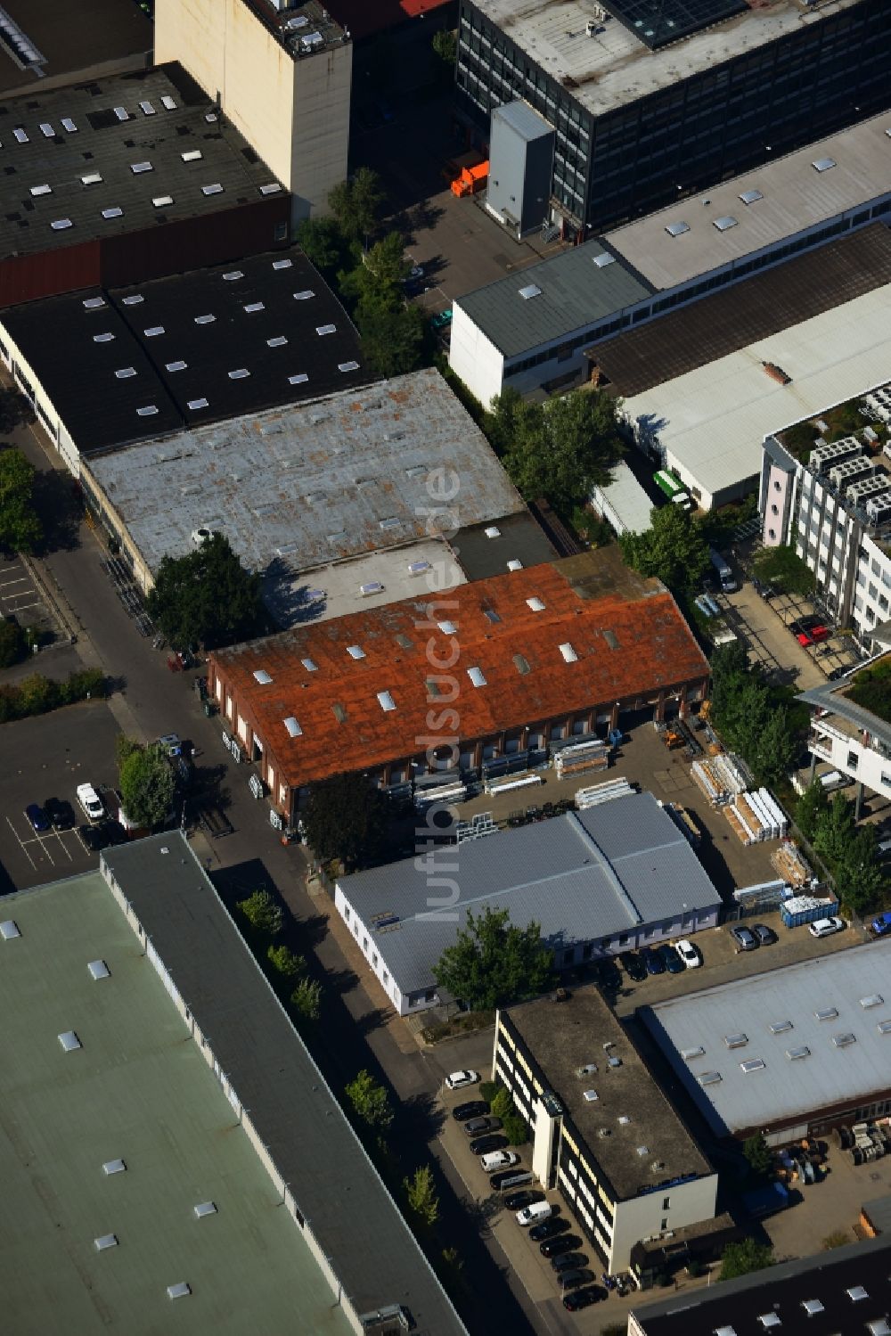 Berlin von oben - Fensterhersteller Athleticos West GmbH im Gewerbe- und Industriegebiet an der Großbeerenstraße in Berlin Mariendorf