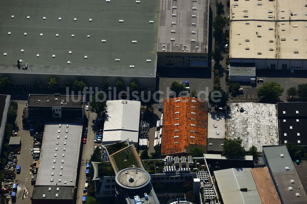 Luftbild Berlin - Fensterhersteller Athleticos West GmbH im Gewerbe- und Industriegebiet an der Großbeerenstraße in Berlin Mariendorf