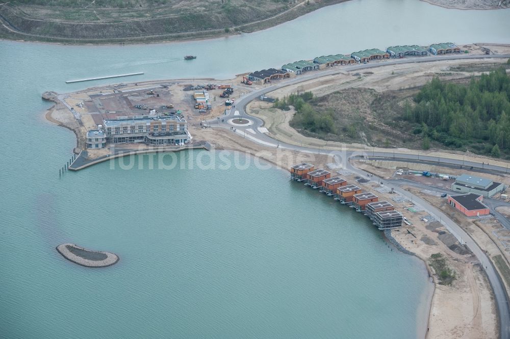 Luftaufnahme Großpösna - Ferienanlage Lagovida auf der Magdeborner Halbinsel im Rekultivierungsgebiet Neuseenland am Ufer des Störmthaler See bei Großpösna in Sachsen