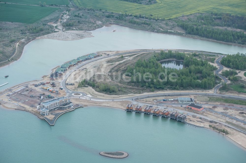 Großpösna von oben - Ferienanlage Lagovida auf der Magdeborner Halbinsel im Rekultivierungsgebiet Neuseenland am Ufer des Störmthaler See bei Großpösna in Sachsen