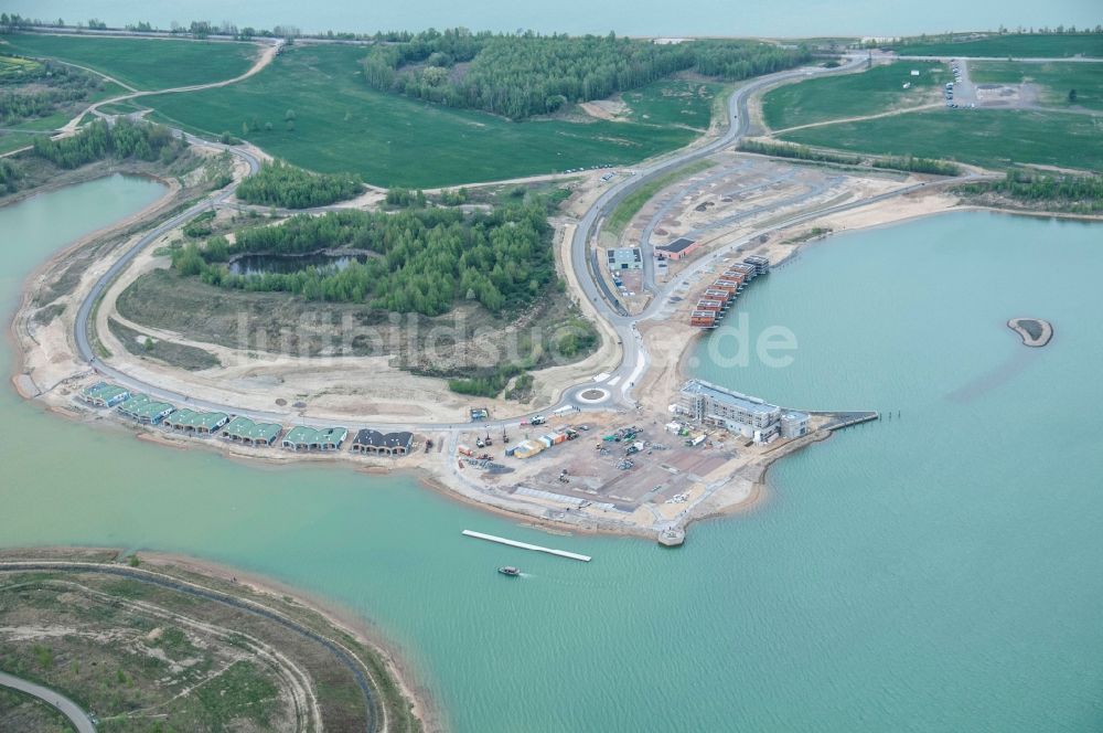 Großpösna aus der Vogelperspektive: Ferienanlage Lagovida auf der Magdeborner Halbinsel im Rekultivierungsgebiet Neuseenland am Ufer des Störmthaler See bei Großpösna in Sachsen