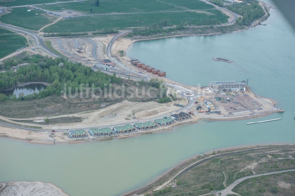 Großpösna von oben - Ferienanlage Lagovida auf der Magdeborner Halbinsel im Rekultivierungsgebiet Neuseenland am Ufer des Störmthaler See bei Großpösna in Sachsen