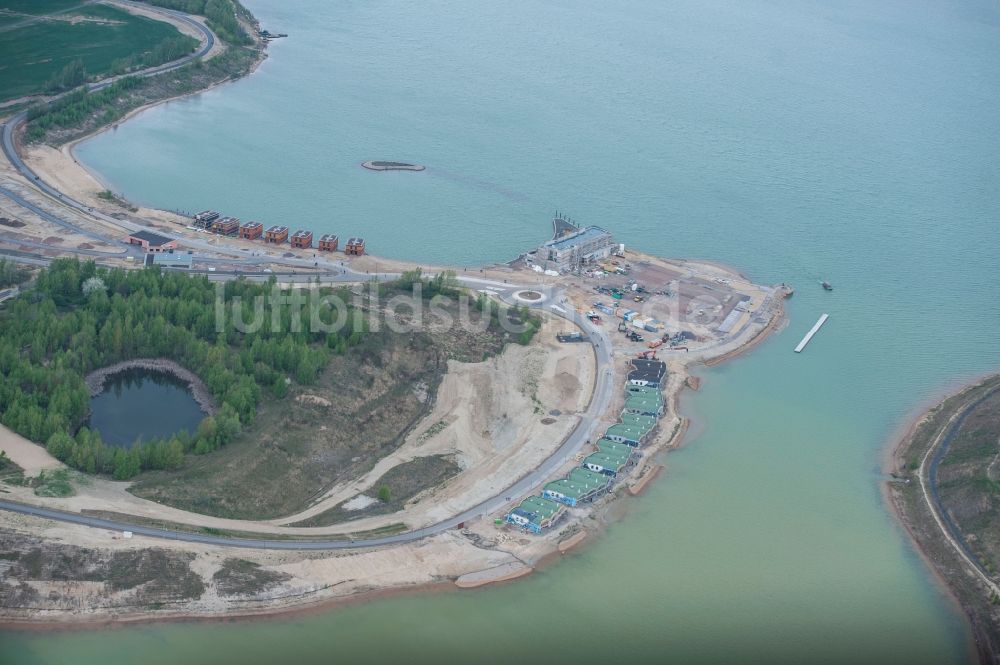 Luftbild Großpösna - Ferienanlage Lagovida auf der Magdeborner Halbinsel im Rekultivierungsgebiet Neuseenland am Ufer des Störmthaler See bei Großpösna in Sachsen