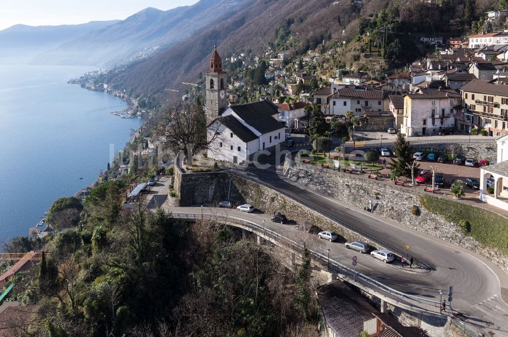 Ronco sopra Ascona aus der Vogelperspektive: Feriendorf Ronco sopra Ascona am Gebirgshang in Ronco sopra Ascona in der Schweiz