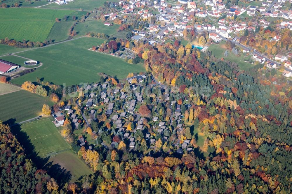 Vielbrunn aus der Vogelperspektive: Ferienhaus Anlage amSportplatz in Vielbrunn im Bundesland Hessen, Deutschland