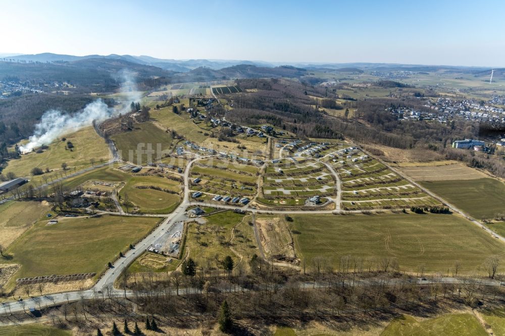 Luftbild Brilon - Ferienhaus Anlage des Chaletpark Sauerland Ferien Resort Hinterm Schönschede im Ortsteil Poppenberg in Brilon im Bundesland Nordrhein-Westfalen, Deutschland