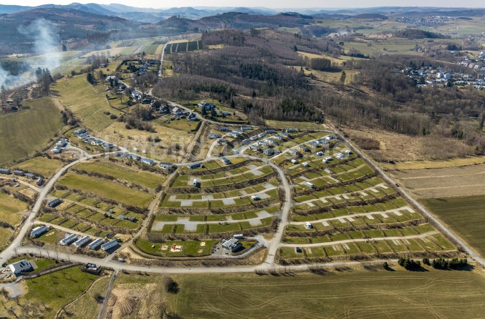 Brilon von oben - Ferienhaus Anlage des Chaletpark Sauerland Ferien Resort Hinterm Schönschede im Ortsteil Poppenberg in Brilon im Bundesland Nordrhein-Westfalen, Deutschland