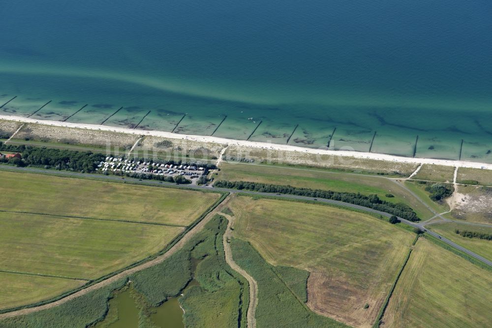 Wustrow von oben - Ferienhaus Anlage entlang der L21 in Wustrow im Bundesland Mecklenburg-Vorpommern