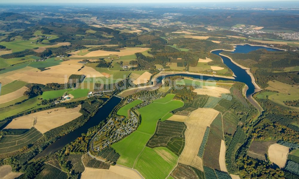 Meschede aus der Vogelperspektive: Ferienhaus Anlage des Feriendorfs Knaus Camping am Hennesee in Meschede im Bundesland Nordrhein-Westfalen