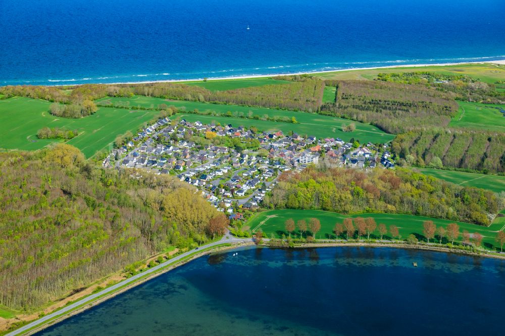 Maasholm aus der Vogelperspektive: Ferienhaus- Anlage des Ferienparks entlang der Schleimünder Straße in Maasholm im Bundesland Schleswig-Holstein, Deutschland