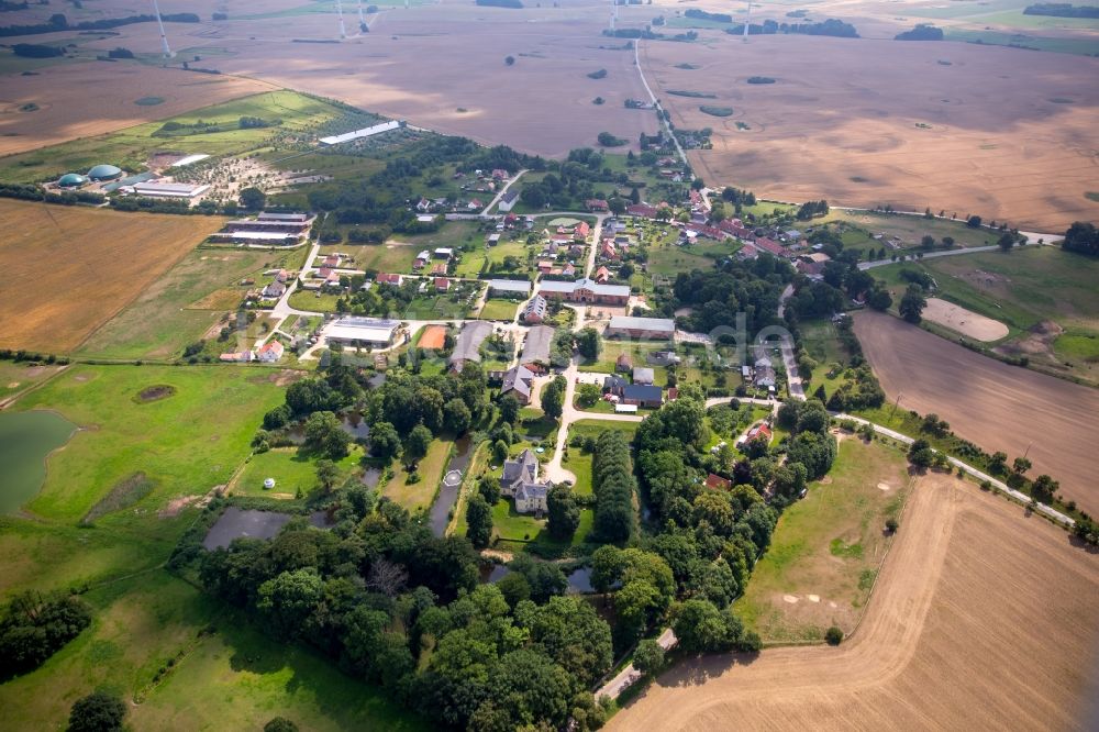 Luftaufnahme Walkendorf - Ferienhaus- Anlage des Ferienparks FerienGut Dalwitz in Walkendorf im Bundesland Mecklenburg-Vorpommern