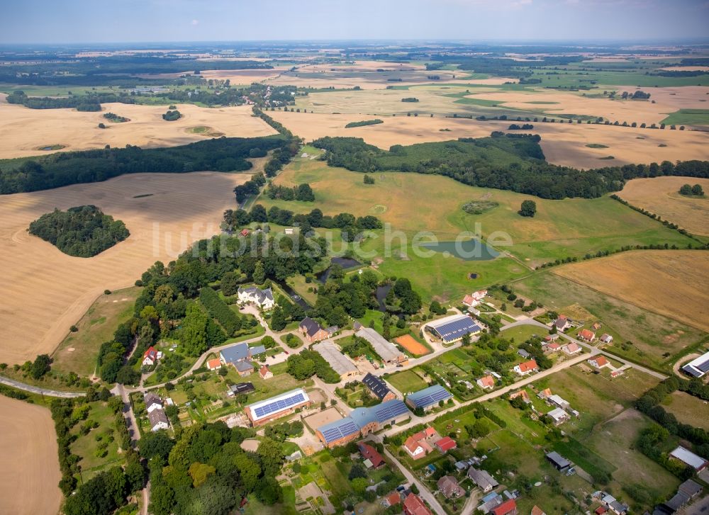 Walkendorf aus der Vogelperspektive: Ferienhaus- Anlage des Ferienparks FerienGut Dalwitz in Walkendorf im Bundesland Mecklenburg-Vorpommern