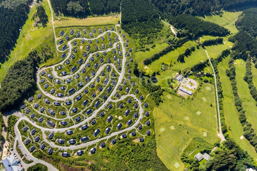 Luftaufnahme Winterberg - Ferienhaus- Anlage des Ferienparks Landal Winterberg In der Büre in Winterberg im Bundesland Nordrhein-Westfalen, Deutschland