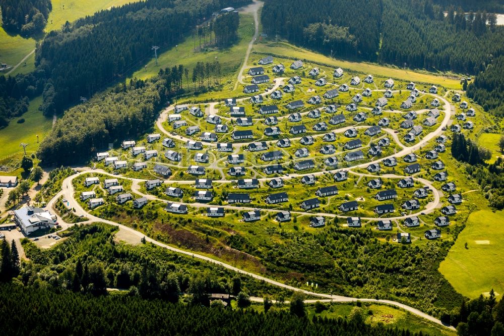 Luftbild Winterberg - Ferienhaus- Anlage des Ferienparks Landal Winterberg In der Büre in Winterberg im Bundesland Nordrhein-Westfalen, Deutschland