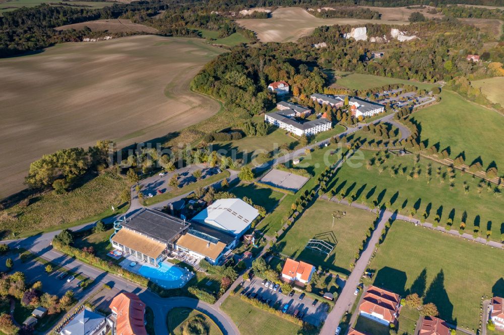 Neddesitz aus der Vogelperspektive: Ferienhaus- Anlage des Ferienparks Precise Resort Rügen in Neddesitz im Bundesland Mecklenburg-Vorpommern, Deutschland